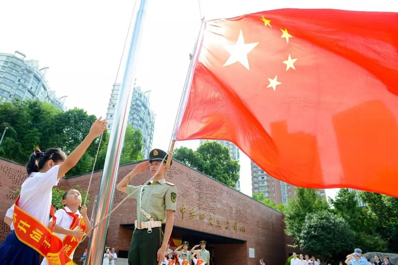 南非克鲁格国家公园现精彩一幕 两只斑马激烈战斗