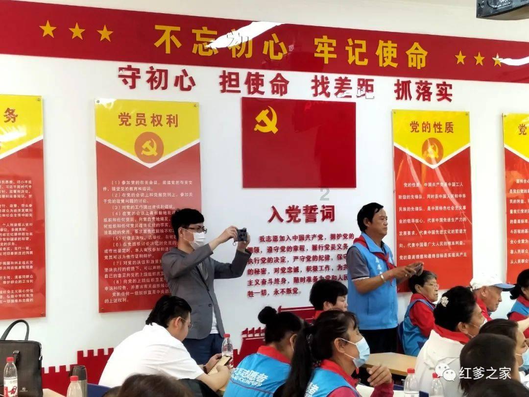 杨澜穿柠檬黄礼裙现身，你感觉她的时尚感如何？